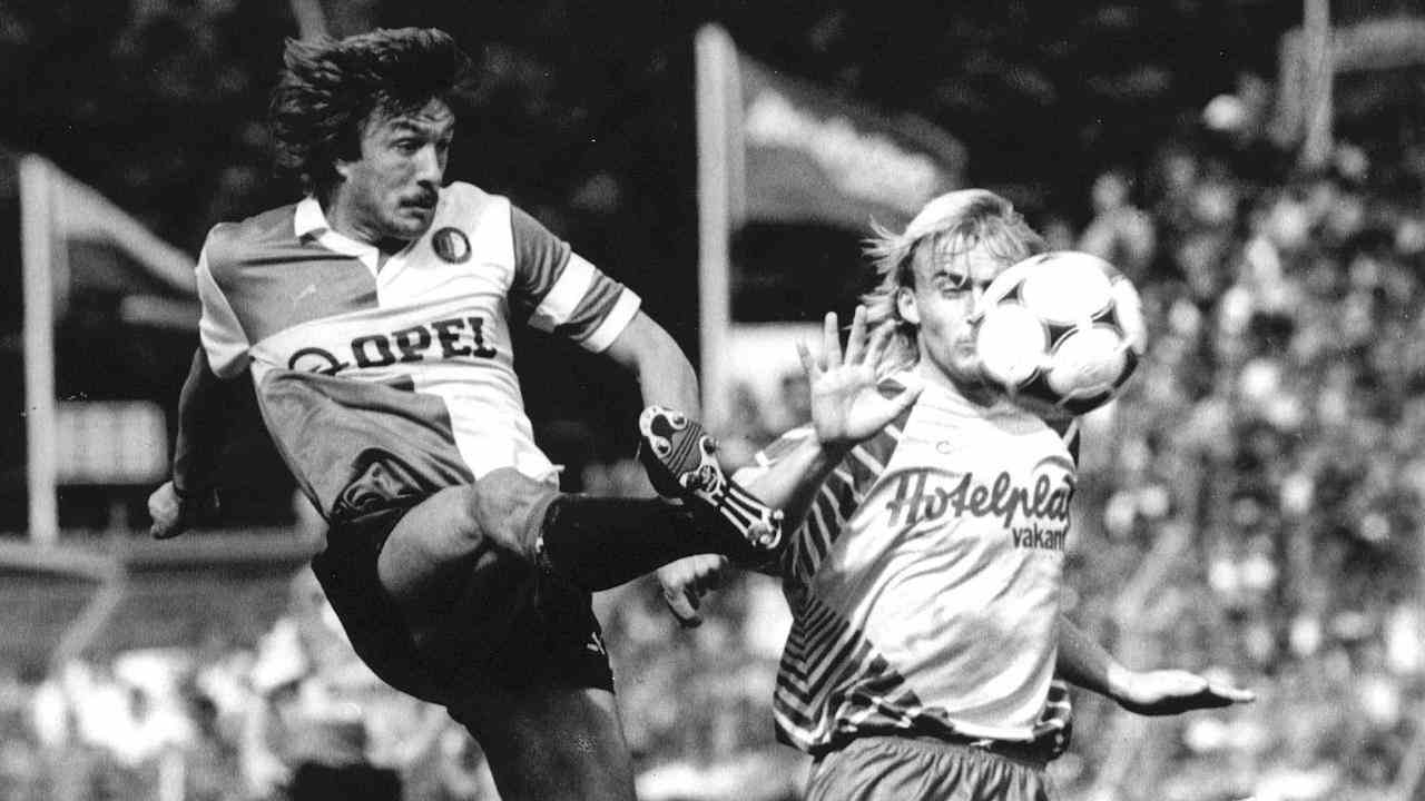 Ron de Roode en 1986 dans un duel avec le capitaine de Feyenoord Ben Wijnstekers.