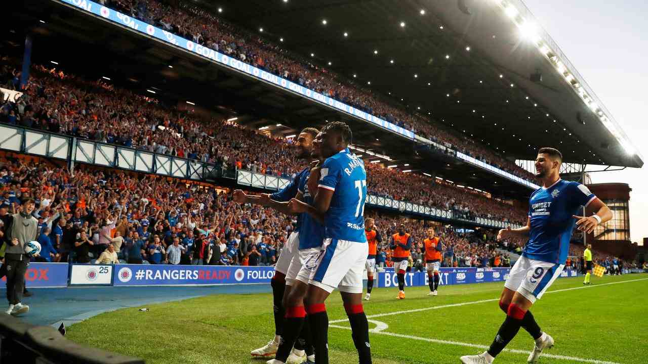 Les Rangers applaudissent au stade Ibrox après leur victoire (3-0) sur l'Union Sint-Gillis lors du troisième tour de qualification de la Ligue des champions.