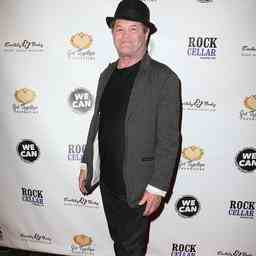 Le membre des Monkees Micky Dolenz poursuit le FBI pour