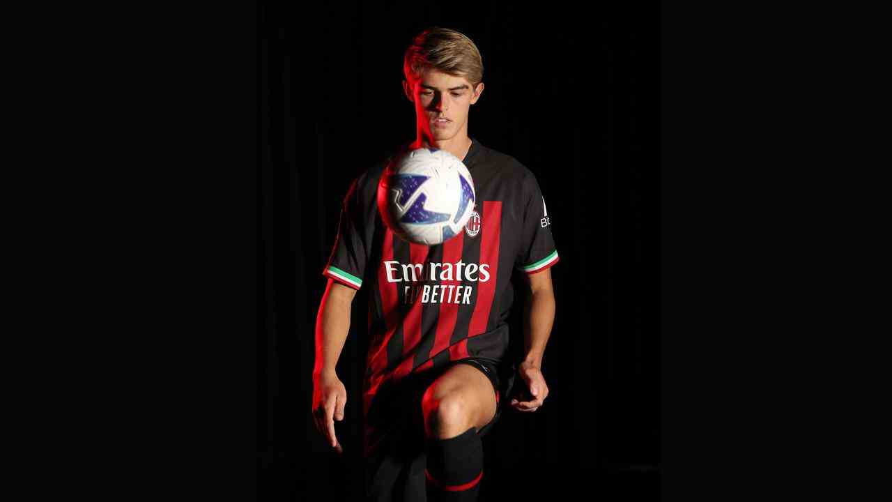 De Ketelaere dans l'uniforme de son nouveau club l'AC Milan.