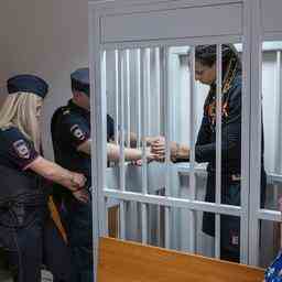Le procureur russe demande pres de dix ans de prison