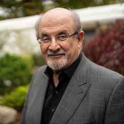 Lecrivain Salman Rushdie hors ventilateur et responsable apres lattaque