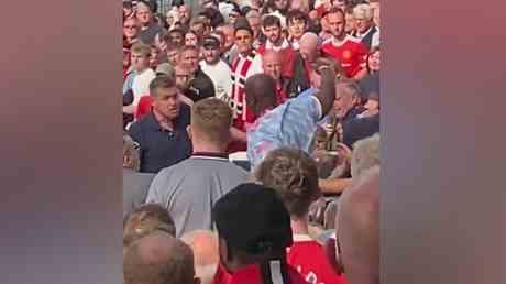 Les fans de Man Utd se bagarrent dans les tribunes