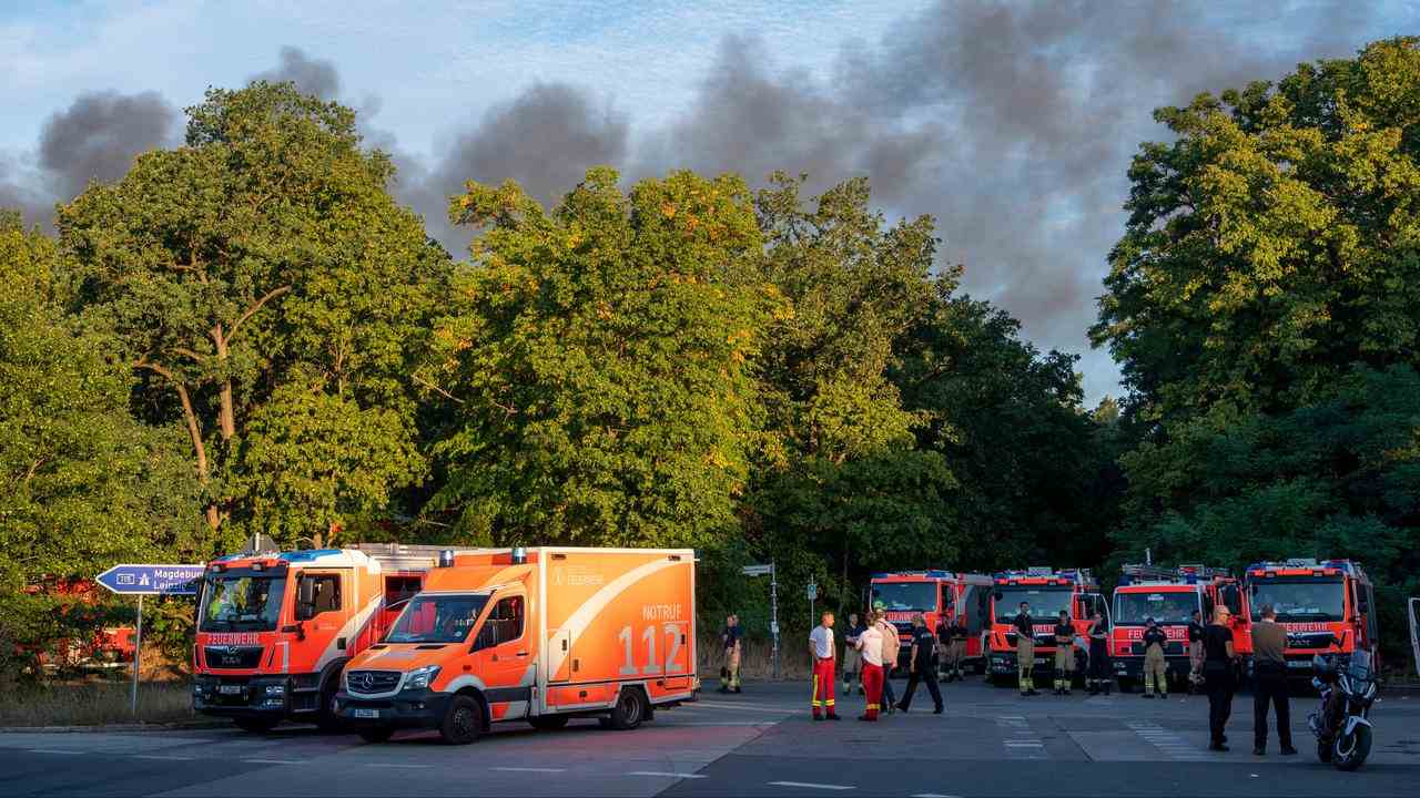 Les pompiers allemands ne peuvent pas intervenir partout par crainte d'explosions.