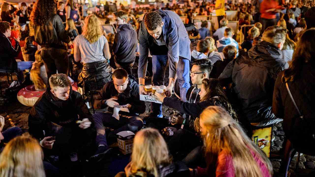 Les étudiants de Groningue boivent une bière lors d'un cinéma en plein air de la semaine KEI.