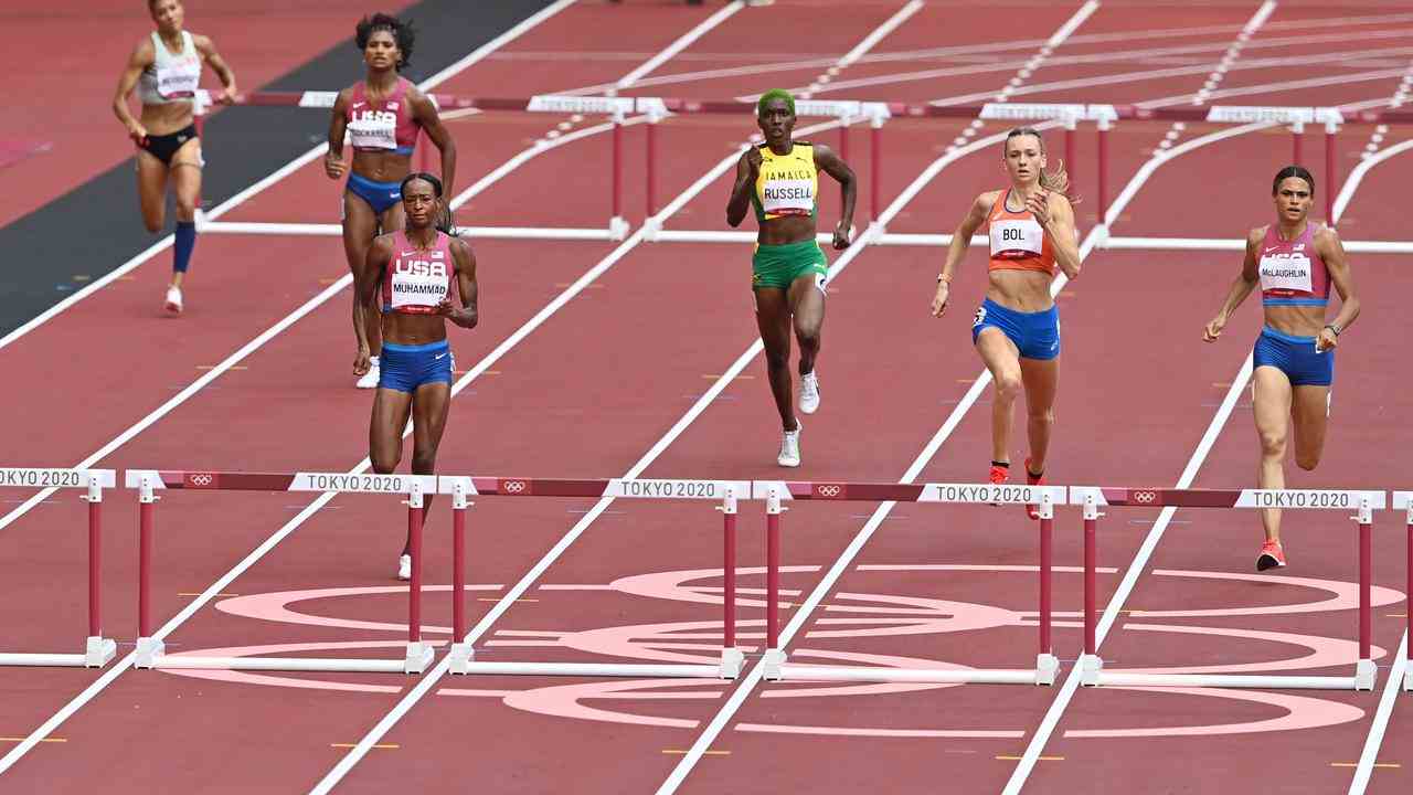 Femke Bol affronte Dalilah Muhammad et Sydney McLaughlin lors de la finale olympique du 400 mètres haies à Tokyo.