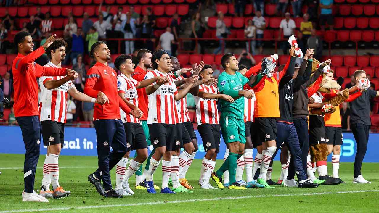 Le PSV célèbre la victoire sur le FC Emmen avec les supporters.
