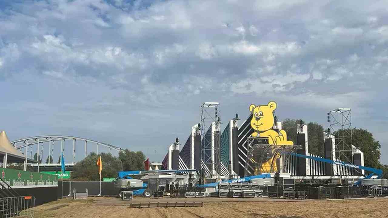 La scène de Rainbow Rave, le festival du DJ Paul Elstak, au pied du pont John Frost à Arnhem.