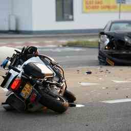 Un motard blesse dans une collision avec une voiture a