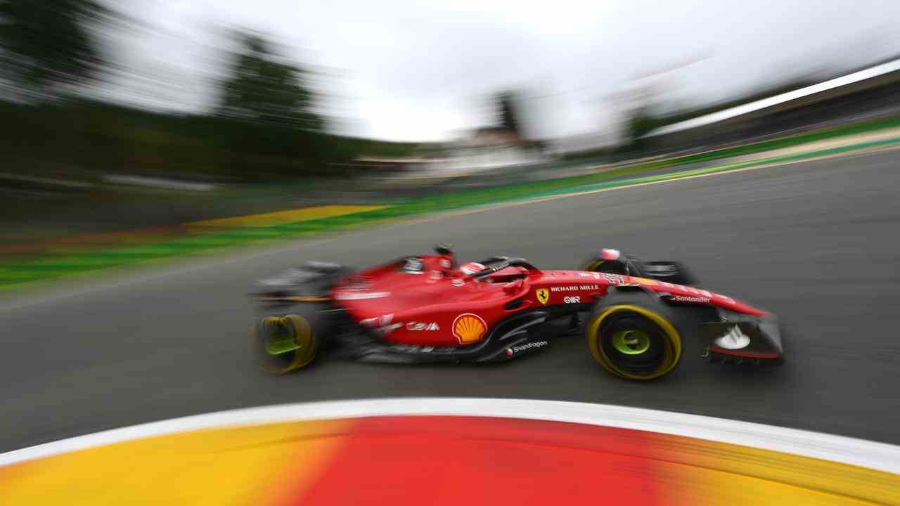 Charles Leclerc emmène sa Ferrari dans le virage de La Source.