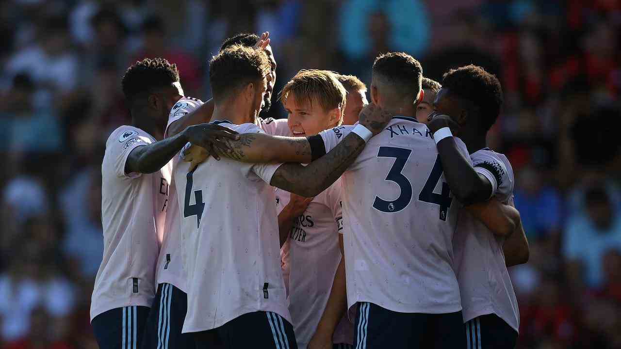 Arsenal célèbre un but face à Bournemouth (victoire 0-3).  L'équipe de l'entraîneur Mikel Arteta est actuellement en tête de la Premier League.