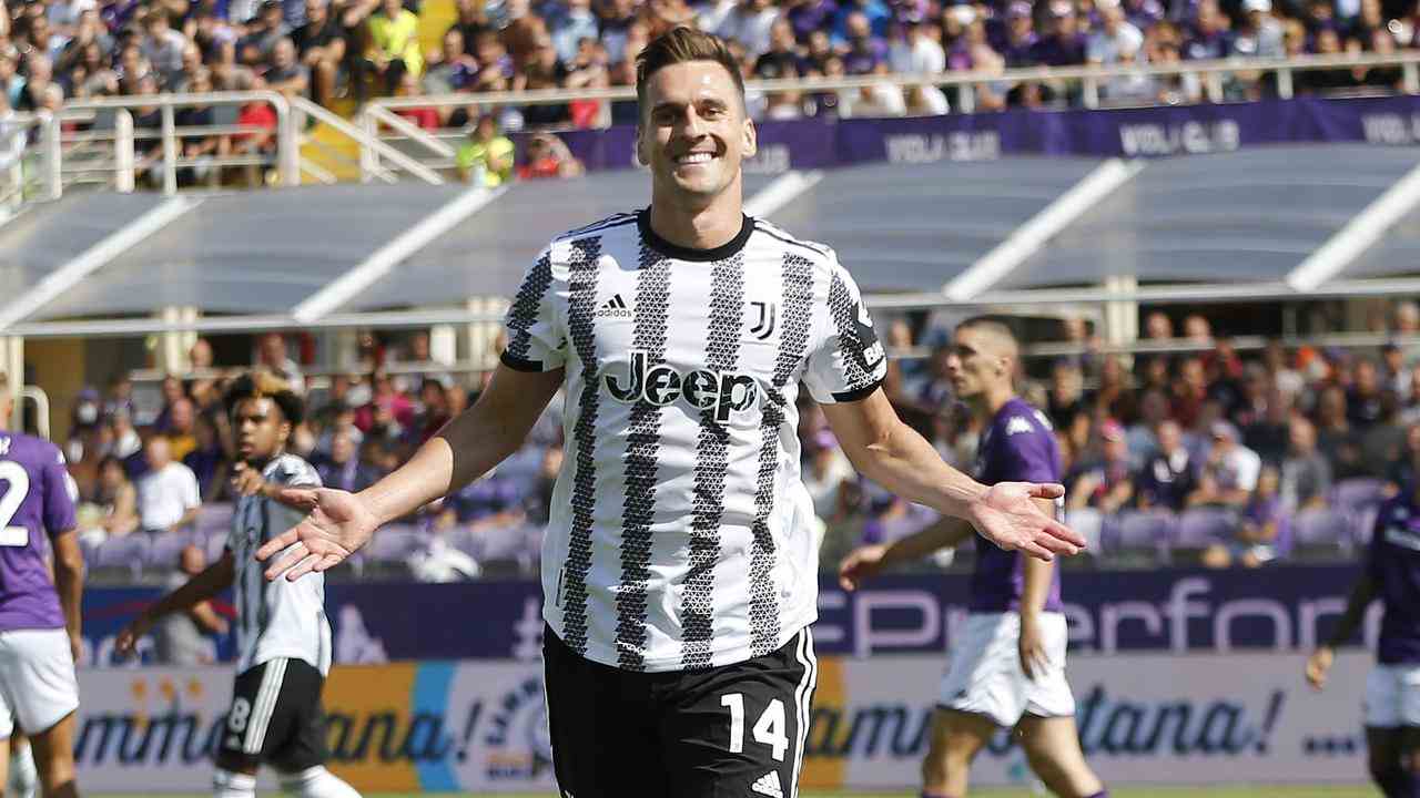 Arek Milik applaudit après son premier but pour la Juventus contre la Fiorentina.
