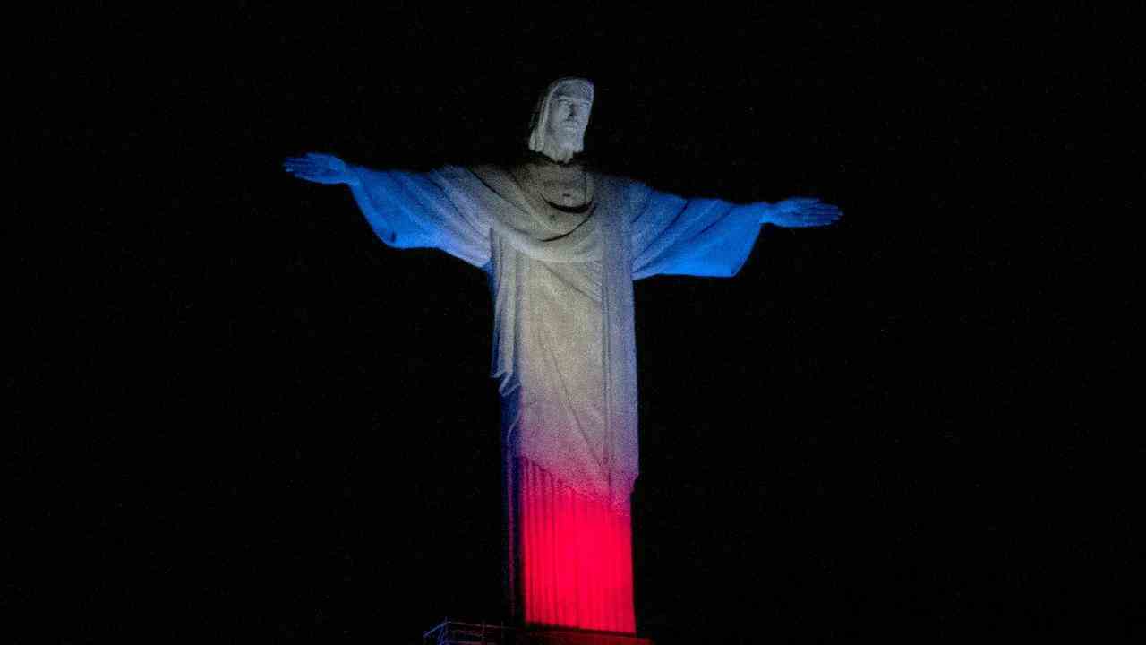 Au Brésil, une statue de Jésus est vêtue des couleurs du drapeau britannique.
