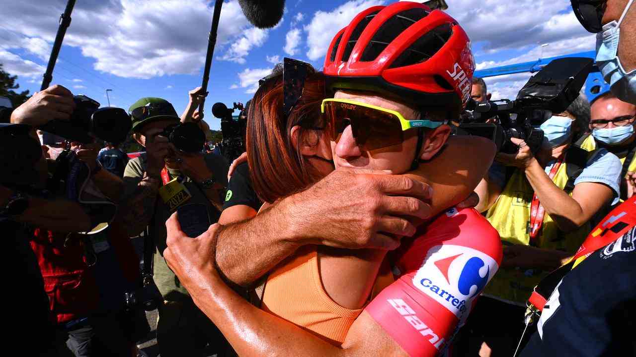 Remco Evenepoel embrasse sa mère Anja après la dernière étape de montagne de la Vuelta.