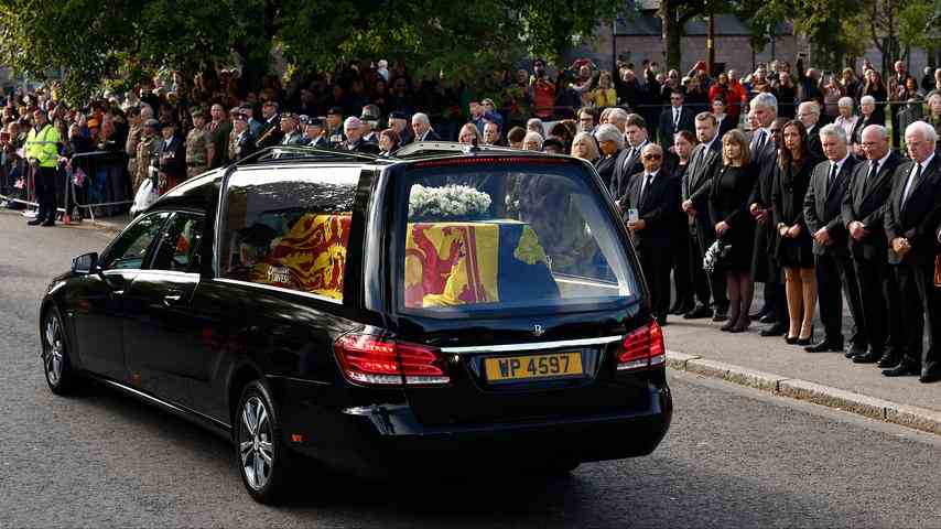 1662895270 693 Cortege funebre avec le cercueil de la reine Elizabeth en