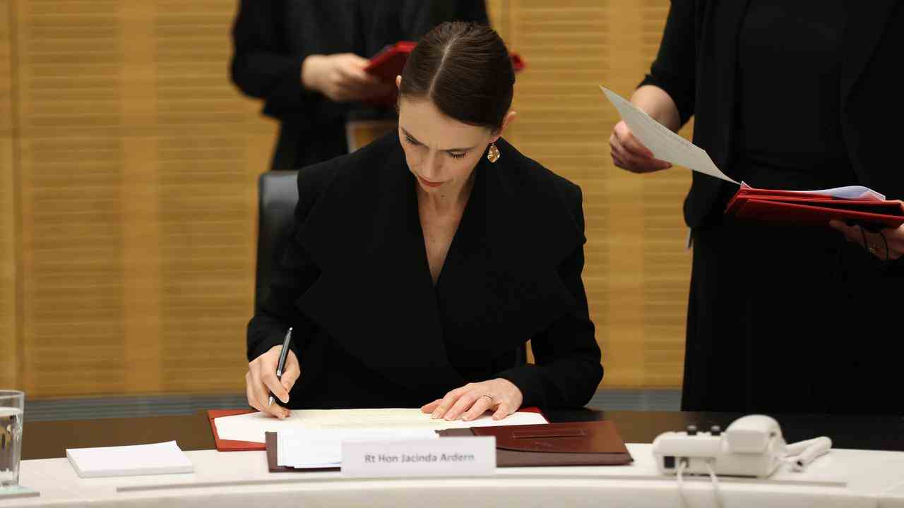 Le Premier ministre néo-zélandais Jacinda Ardern signe le document reconnaissant officiellement Charles comme roi de son pays.