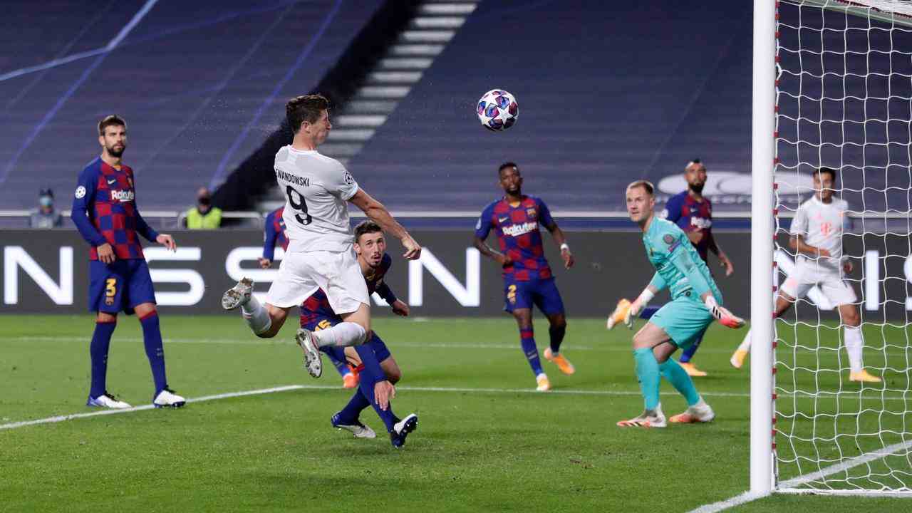 Robert Lewandowski marque le 2-7 pour le Bayern Munich contre le FC Barcelone en août 2020.