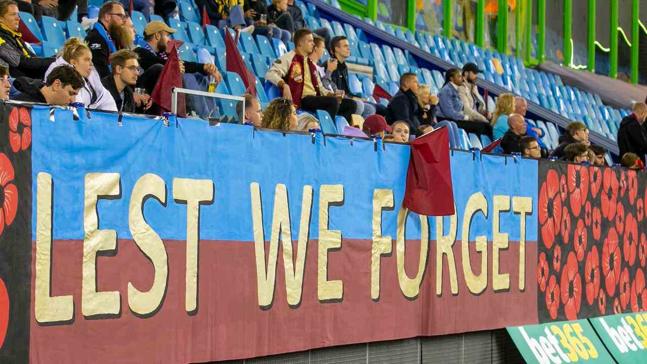 Une bannière qui dit : 'Lest we forget', ce qui signifie 'Lest we never forget'.