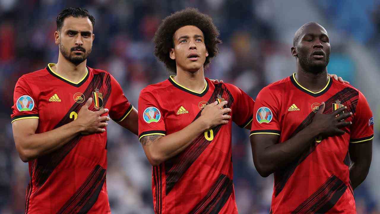 Nacer Chadli (à gauche) avant le match du Championnat d'Europe contre la Finlande l'an dernier.