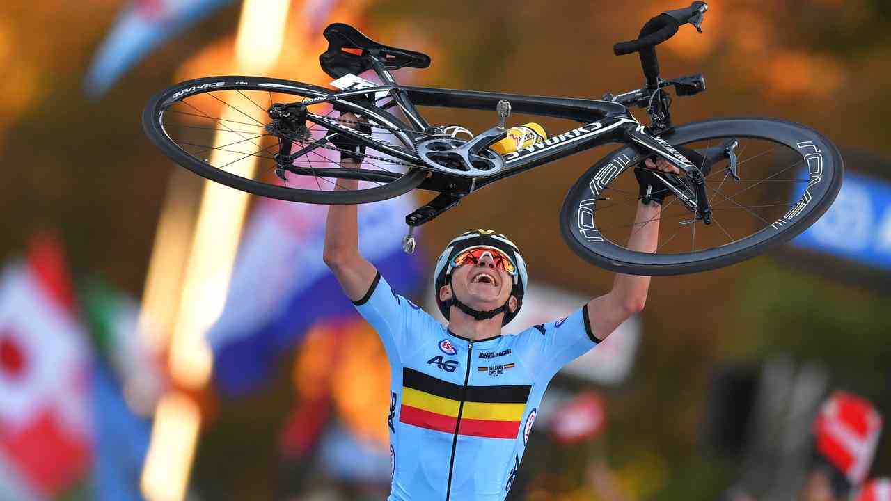 Remco Evenepoel fête son titre mondial junior en 2018.