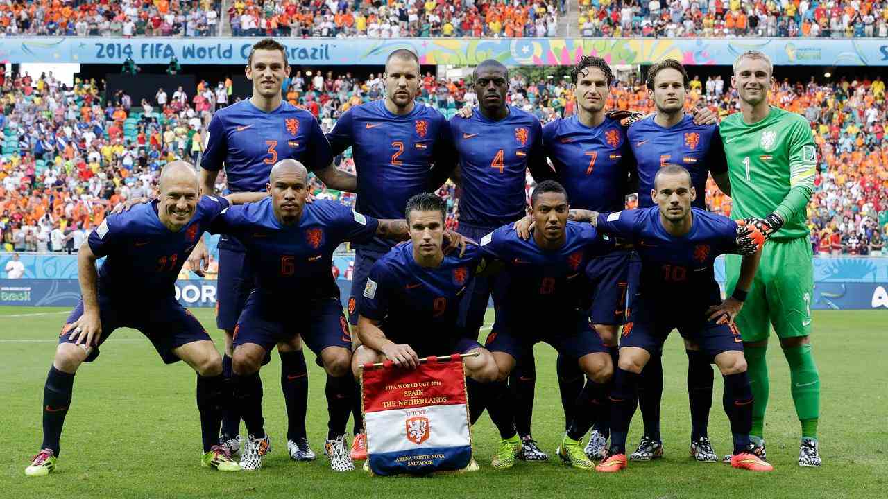 Lors de la Coupe du monde 2014, l'équipe Orange a également joué dans un kit extérieur bleu foncé.