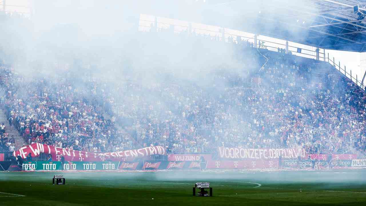 Pendant le FC Utrecht-Ajax, un feu d'artifice a été lancé par le public local.  L'agresseur a depuis été arrêté.