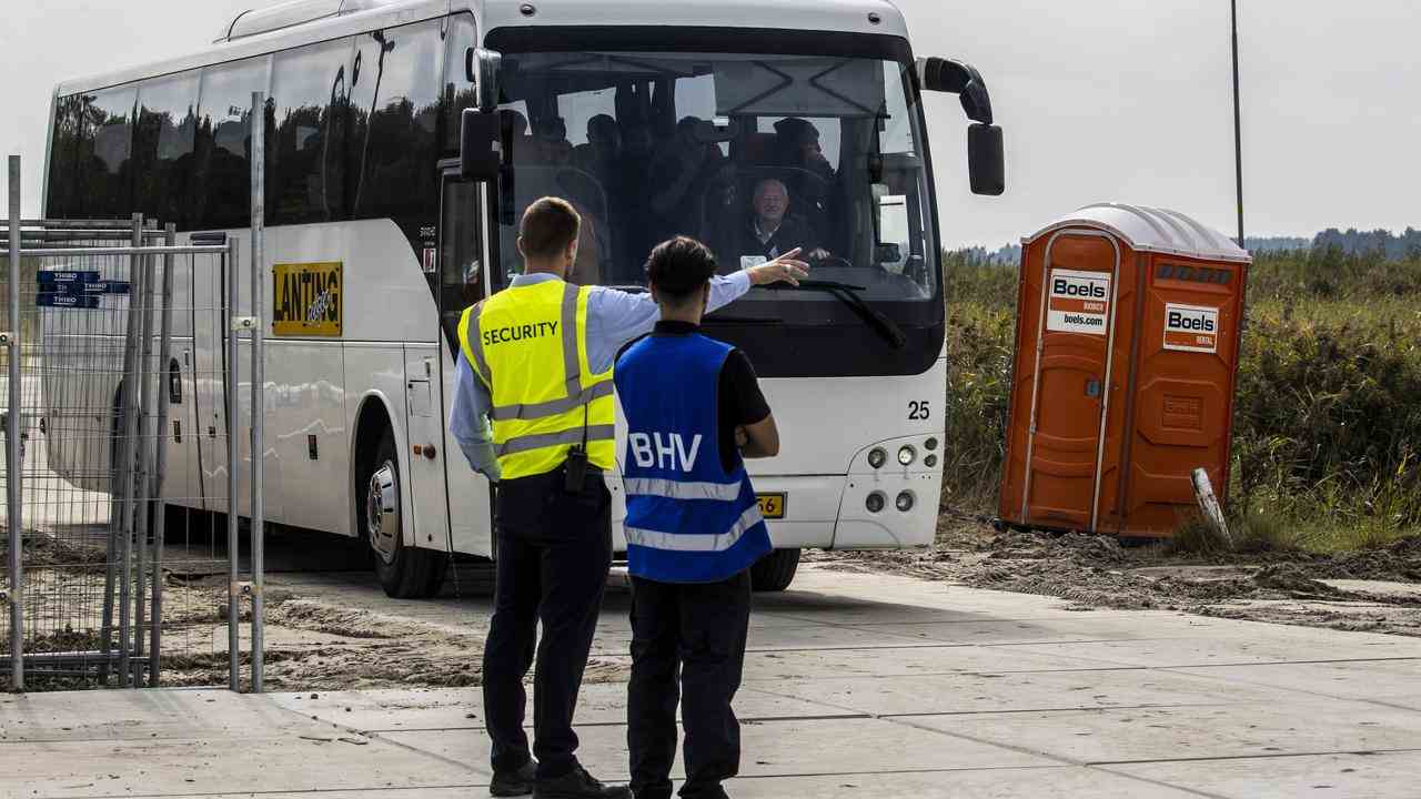 Le premier bus est arrivé à Zoutkamp vers 14h30.