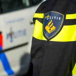 La voiture se renverse lors dune collision et atterrit sur