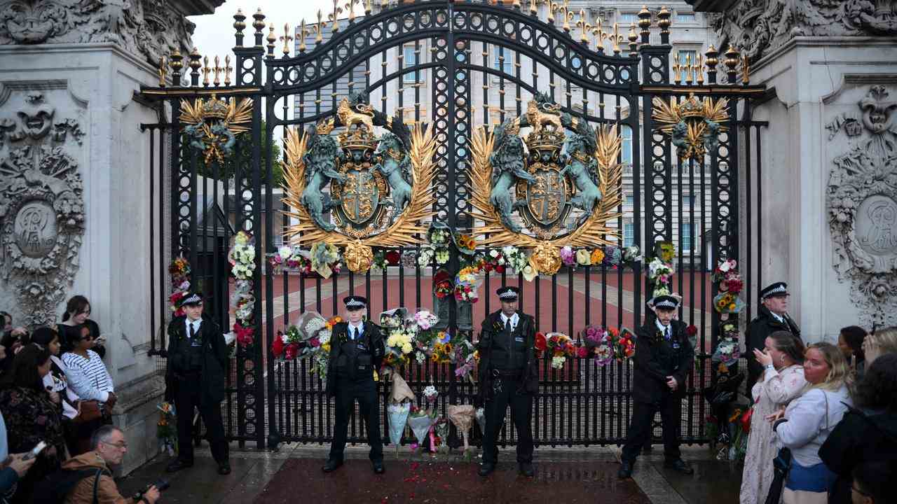 Après la mort de la reine Elizabeth, de nombreuses personnes sont venues déposer des fleurs au palais de Buckingham.