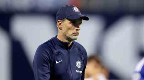 Le patron de Chelsea qui depense beaucoup reagit a lembarras