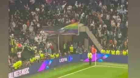 Les supporters francais arrachent le drapeau LGBTQ lors du choc