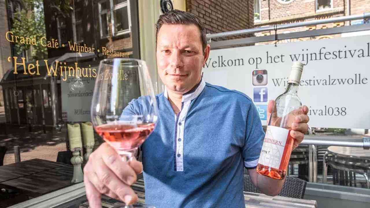 Arjan Broekman propose désormais également un vin sans alcool au menu de sa cave à Zwolle.