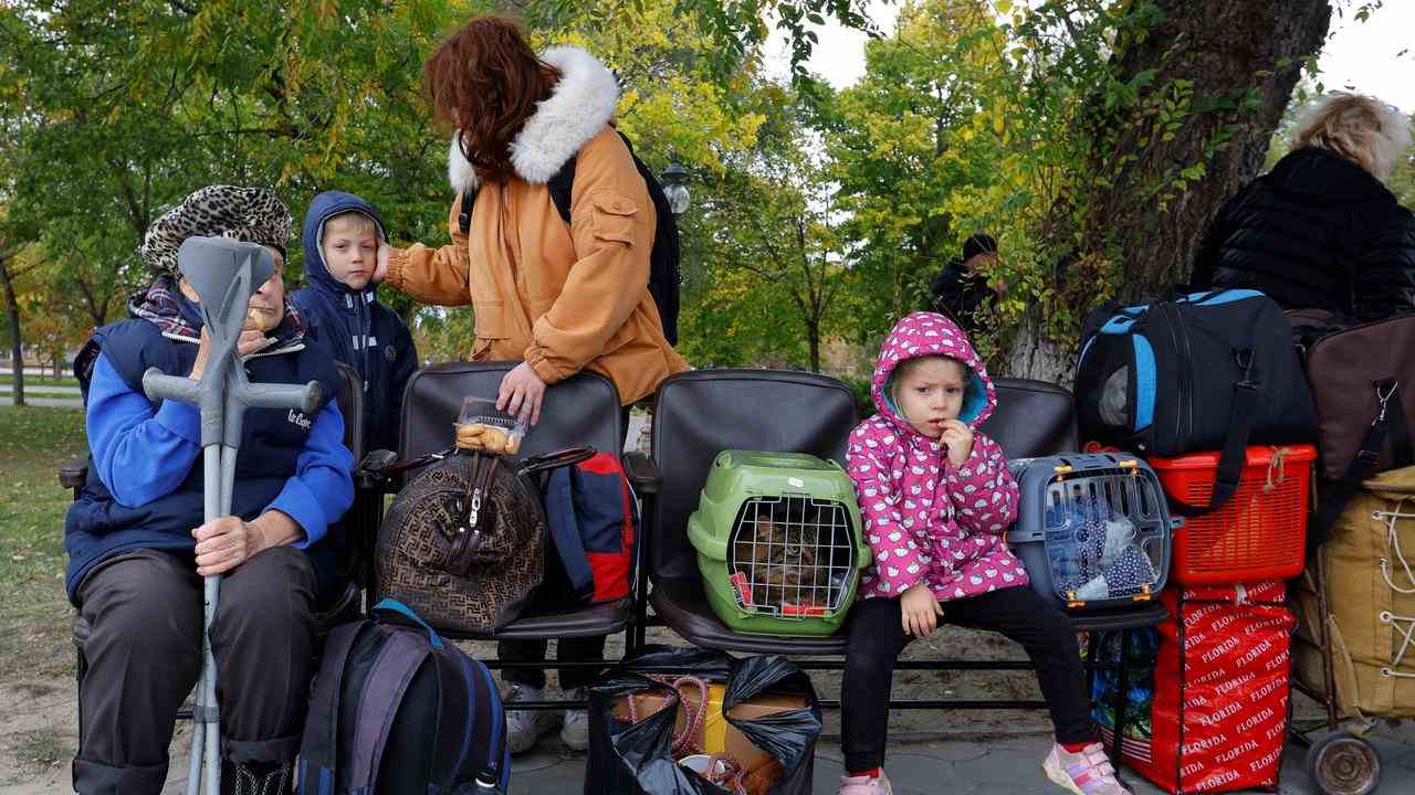Les enfants attendent que le bus vienne les chercher pour quitter Kherson.