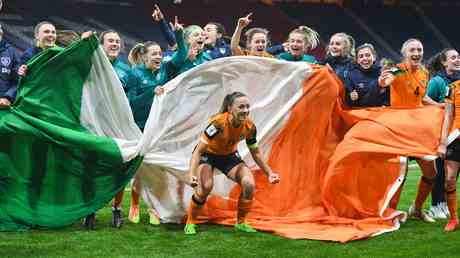 Lequipe irlandaise de football feminin sexcuse pour le chant de