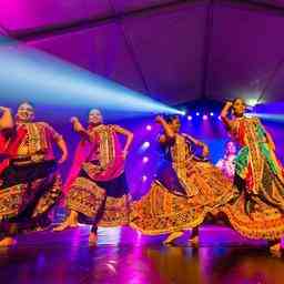 Les Hindous celebrent la fete des lumieres de Diwali