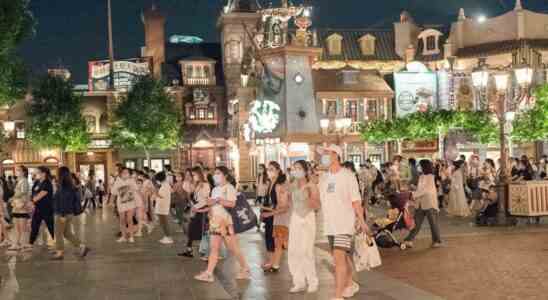 Les visiteurs enfermes a Disneyland Shanghai en raison dun verrouillage