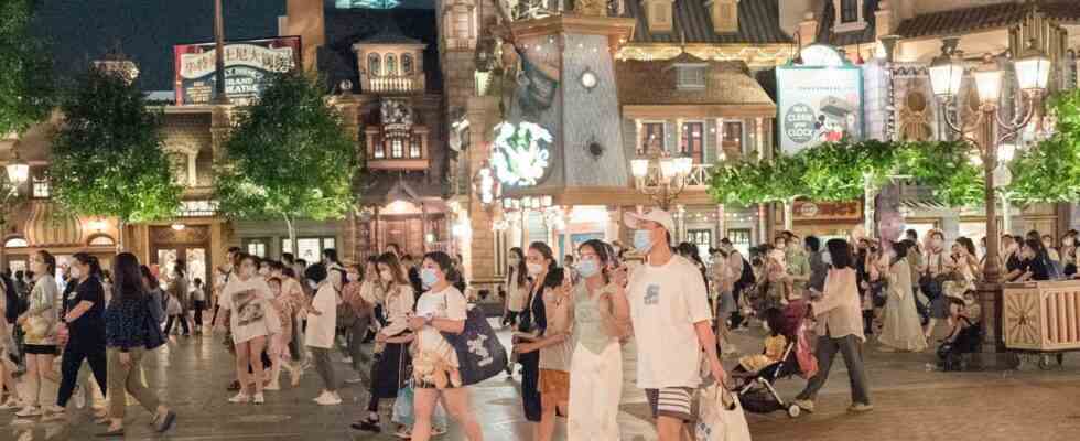 Les visiteurs enfermes a Disneyland Shanghai en raison dun verrouillage