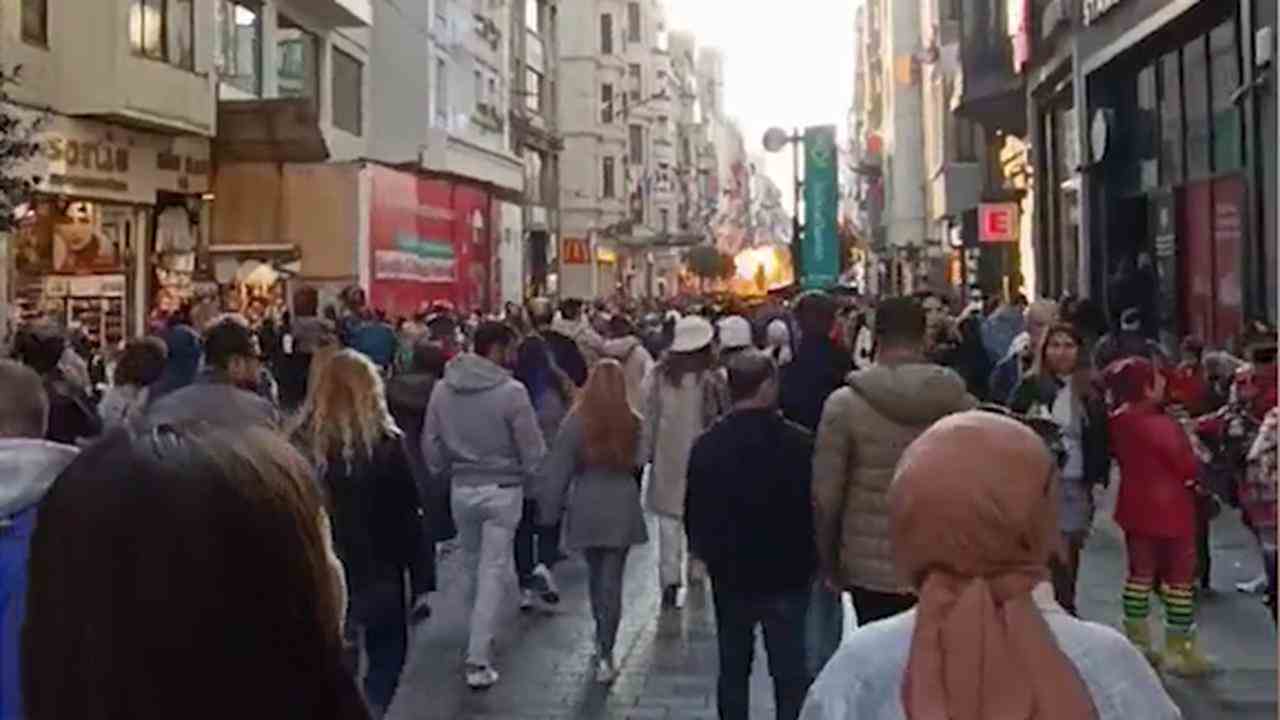 Beeld uit video: Omstander filmt dodelijke explosie in drukke Turkse winkelstraat