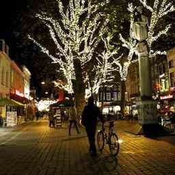Breda a lhonneur dans un port illumine de facon festive