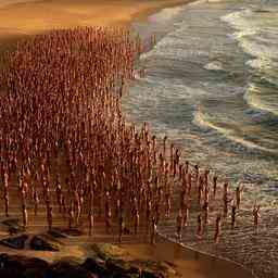 Des milliers de personnes nues posent sur la plage de