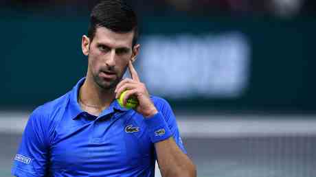 Djokovic bat son rival russe pour passer a Paris —