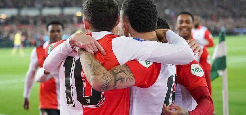 Feyenoord depasse lAjax et rejoint le PSV grace a une