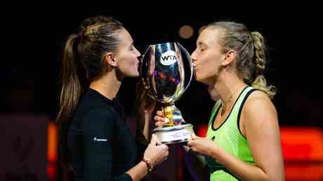 Kudermetova et Mertens remportent la couronne WTA en double VIDEO