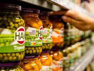 Le fabricant de conserveries HAK commence a vendre des legumes
