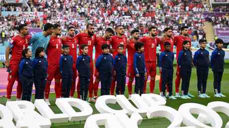 Les joueurs iraniens silencieux pour lhymne avant la defaite de