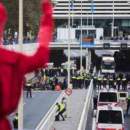 Plusieurs arrestations au blocus de lautoroute A12 par Extinction Rebellion