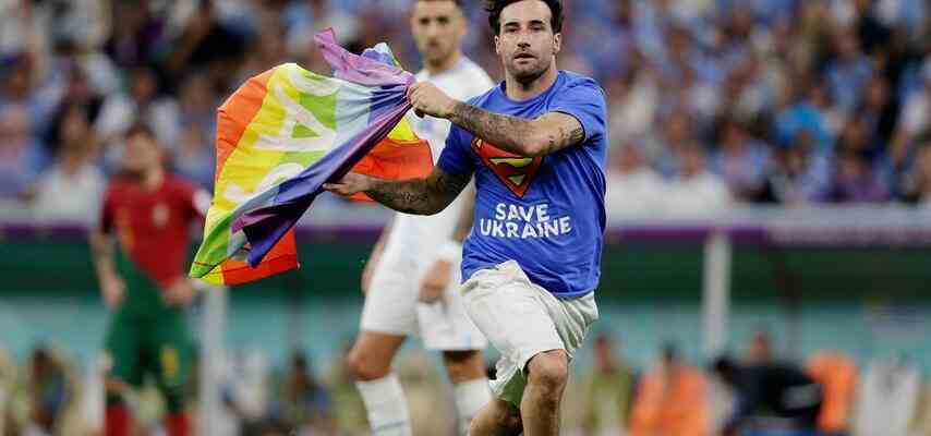 Un concurrent avec un drapeau arc en ciel interrompt Portugal Uruguay coupe