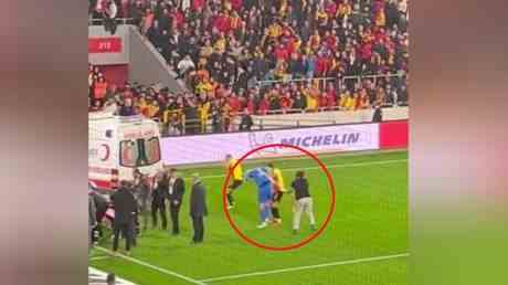Un fan de football turc attaque un joueur avec un