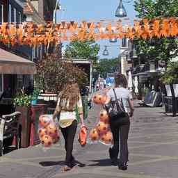 Un kilometre de drapeaux oranges cette Coupe du monde