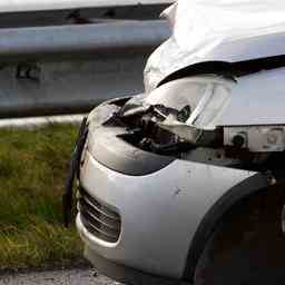 Une camionnette et une voiture entrent en collision Conduire